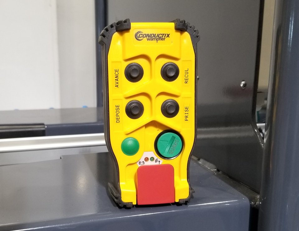 Palonnier à ventouses radiocommandé sur gerbeur SEREMA
